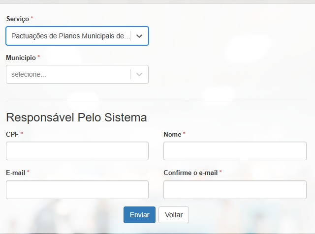 Tela de formulário de solicitação de acesso a sistema, com campos obrigatórios para seleção de serviço e município. Abaixo, seção Responsável pelo Sistema, contendo campos para CPF, nome, e-mail e confirmação de e-mail, além dos botões Enviar e Voltar.
