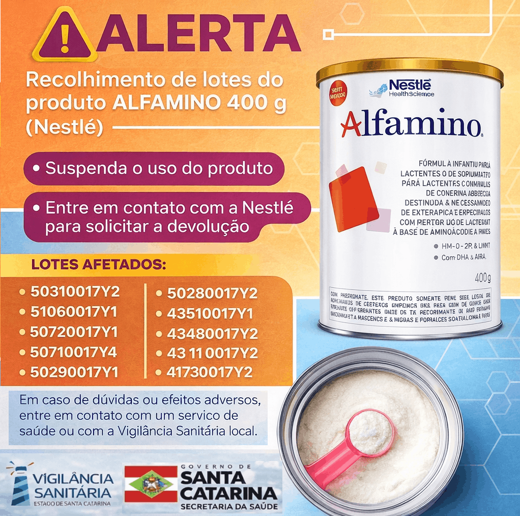 Card informativo com fundo em tons de laranja e azul trazendo alerta de recolhimento. No topo, ícone de atenção em formato de triângulo amarelo com ponto de exclamação e a palavra Alerta em destaque. Texto principal: Recolhimento de lotes do produto Alfamino 400 g (Nestlé). Orientações em destaque: Suspenda o uso do produto e Entre em contato com a Nestlé para solicitar a devolução. Lista de lotes afetados apresentada em duas colunas: 50310017Y2, 51060017Y1, 50720017Y1, 50710017Y4, 50290017Y1, 50280017Y2, 43510017Y1, 43480017Y2, 43110017Y2 e 41730017Y2. À direita, imagem da lata do produto Alfamino 400 g da Nestlé Health Science, fórmula infantil para lactentes e crianças de primeira infância com alergias alimentares, à base de aminoácidos, e abaixo uma lata aberta mostrando o pó branco com uma colher medidora rosa. Na parte inferior, orientação: Em caso de dúvidas ou efeitos adversos, entre em contato com um serviço de saúde ou com a Vigilância Sanitária local. Ao final, logos da Vigilância Sanitária de Santa Catarina e do Governo de Santa Catarina – Secretaria da Saúde.
